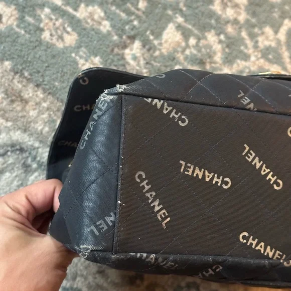 1995 Chanel Black Quilted Shoulder Bag with Gold Chain - Picture 9 of 16